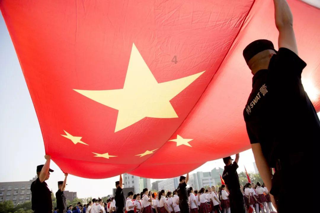 阿克塞汇东新能源项目定日镜全部安装完成，总镜场面积达58万平方米