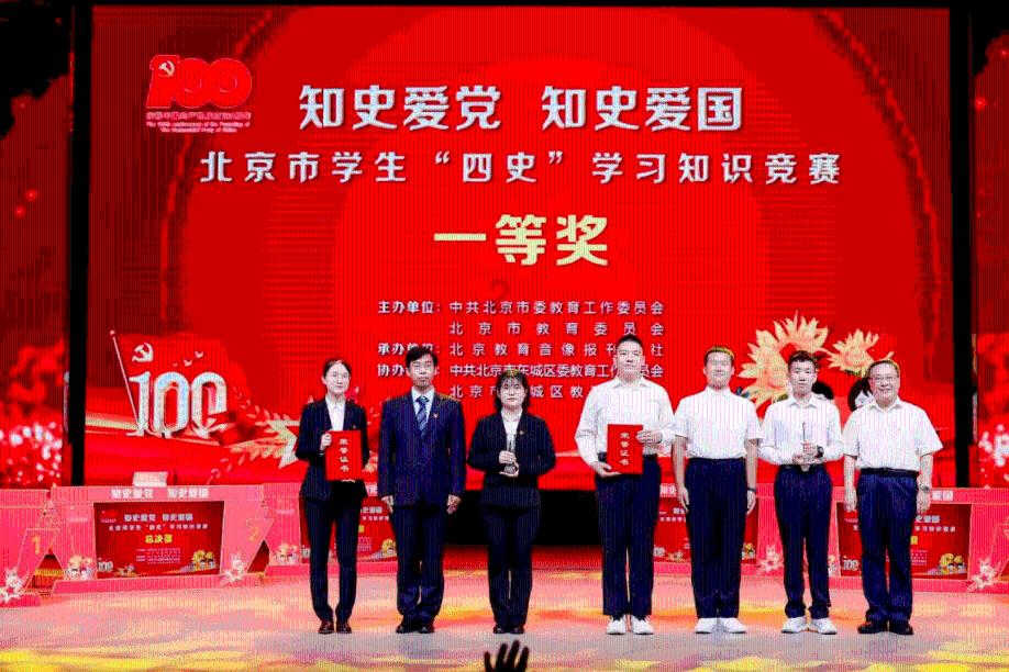 何超莲穿拼接无袖半透不透，性感得恰到好处，你觉得她的气质如何？游戏画面