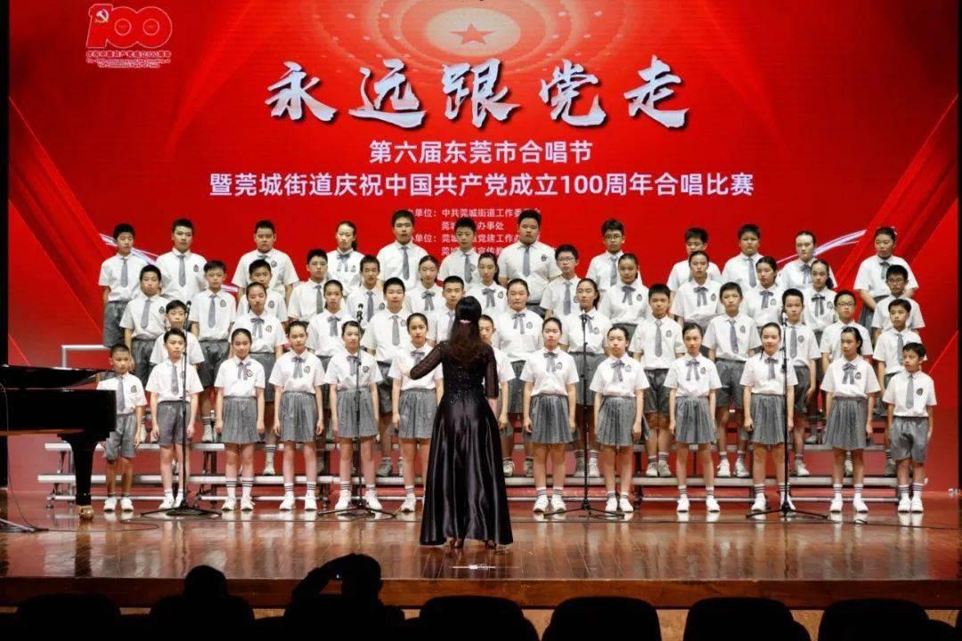 郭富城老婆方媛近照，36岁穿修身裙秀辣妈身材，大长腿很养眼