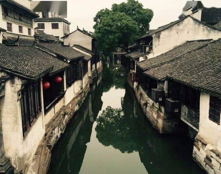 逃离快乐小镇